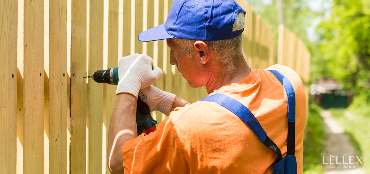 builder installs a fence